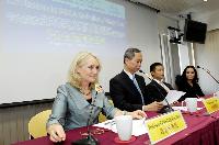 中大醫學院院長霍泰輝教授向傳媒介紹中大醫學院公共衞生及基層醫療學院的成立
